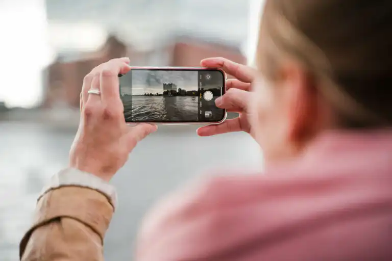 Gast fotografiert mit dem Handy in der Elbphilharmonie Hamburg