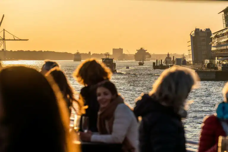 Firmenveranstaltung auf einer Hafenrundfahrt in Hamburg