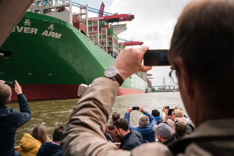 Firmenveranstaltung auf einer Hafenrundfahrt in Hamburg