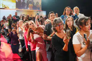 Begeistertes Publikum bei einer Veranstaltung in Hamburg