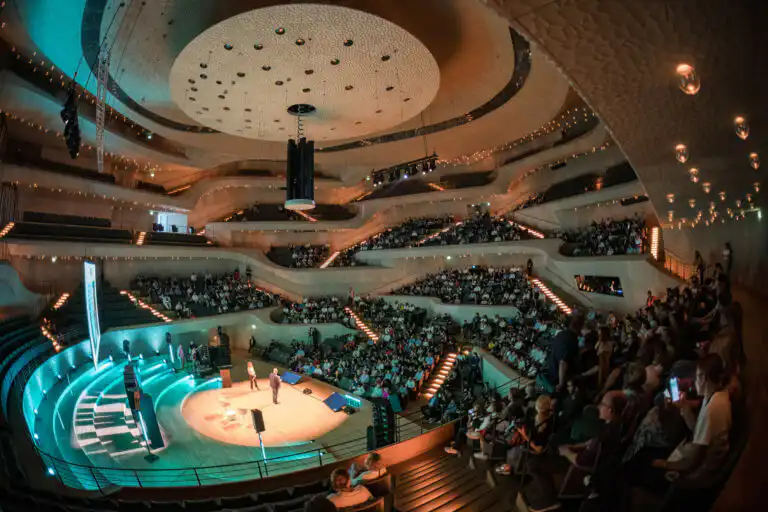 Konferenzbühne auf der New Work Experience in Hamburg