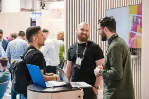 Eventfotograf Hamburg auf der OMR, Messebesucher im Gespräch,