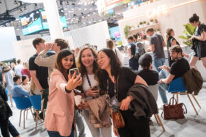 Event photographer Hamburg at OMR, trade fair visitors taking a selfie
