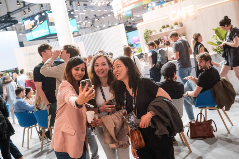 Eventfotograf Hamburg auf der OMR, Messebesucher machen ein Selfie