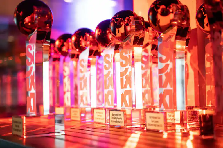 Preisträger bei einer Preisverleihung auf der Bühne