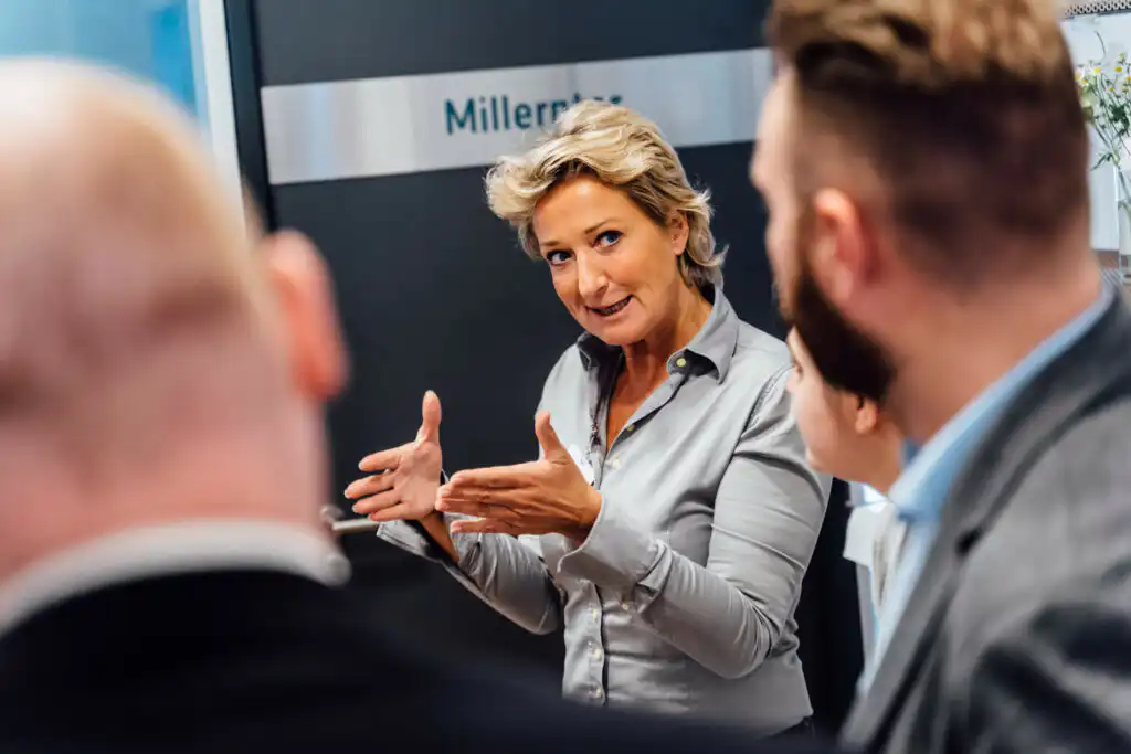 Eventfotograf Hamburg | Fotograf für Ihre Veranstaltung 4 Teilnehmer arbeiten gemeinsam in einem Workshop