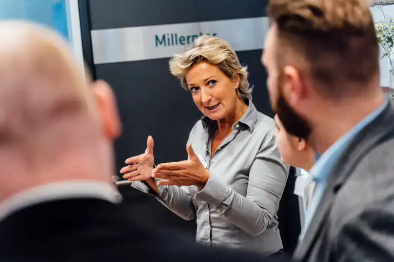 Teilnehmer arbeiten gemeinsam in einem Workshop