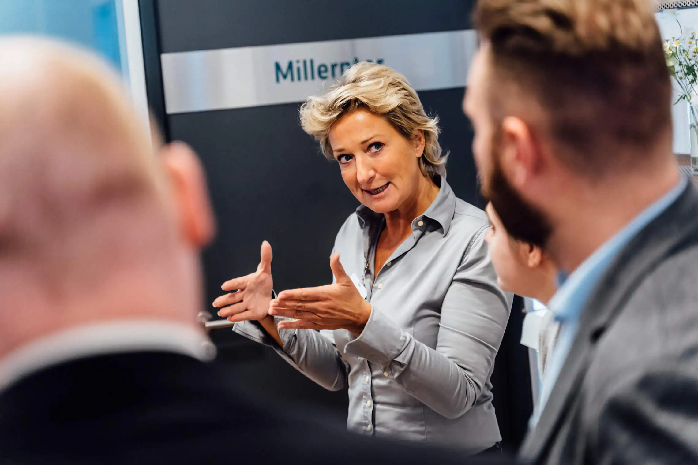 Eventfotograf Hamburg | Fotograf für Ihre Veranstaltung 4 Teilnehmer arbeiten gemeinsam in einem Workshop