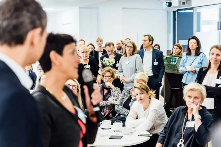 Gäste im Gespräch bei einer Kundenveranstaltung in Hamburg