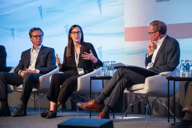 Messestand und Besucher auf der SMM Hamburg