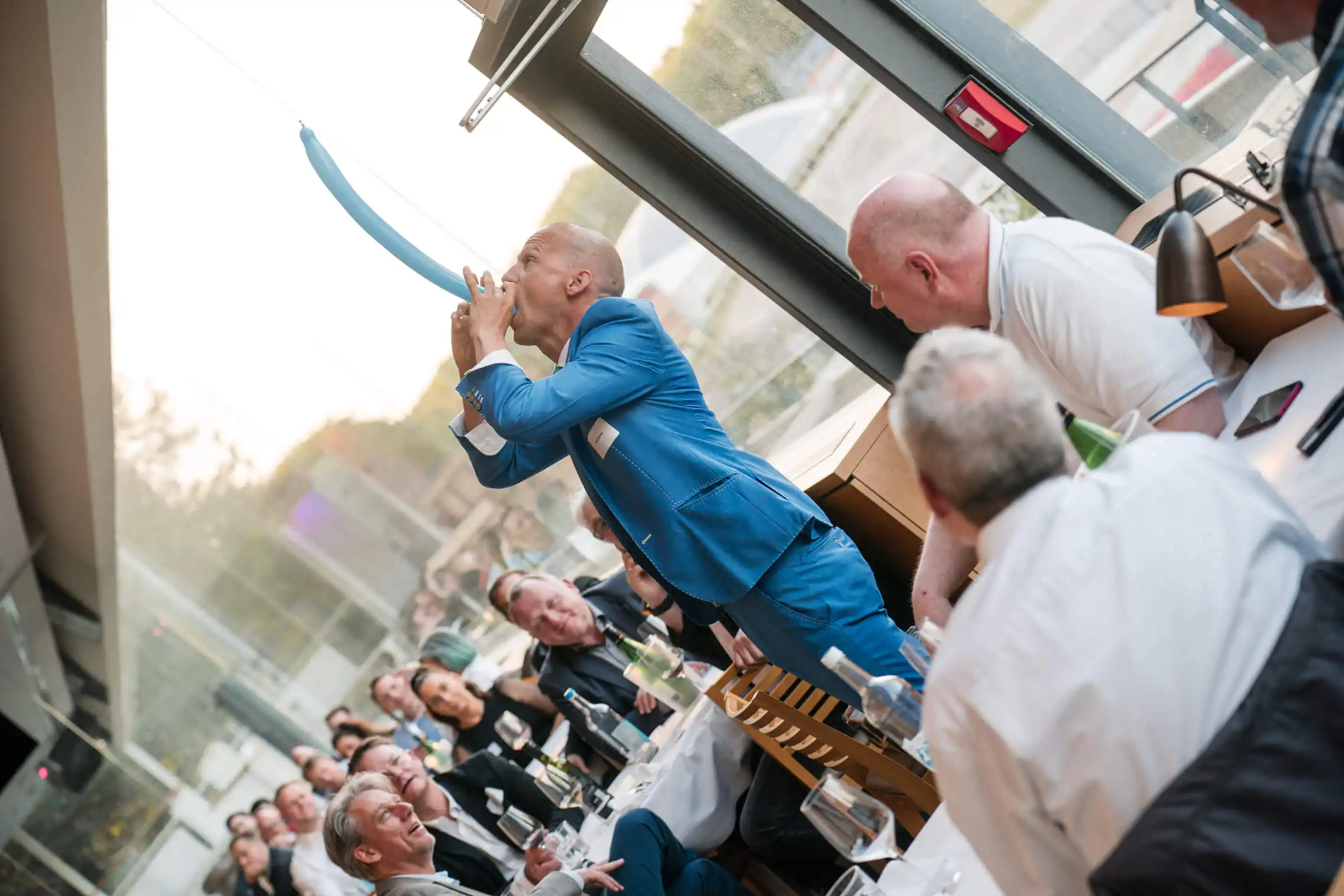 Eventfotograf Hamburg | Fotograf für Ihre Veranstaltung 2 Zauberer unterhält Gäste bei einer Firmenveranstaltung auf der Trabrennbahn Hamburg