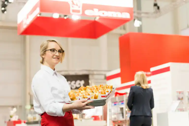 Besucher am Messestand auf der Internorga Hamburg