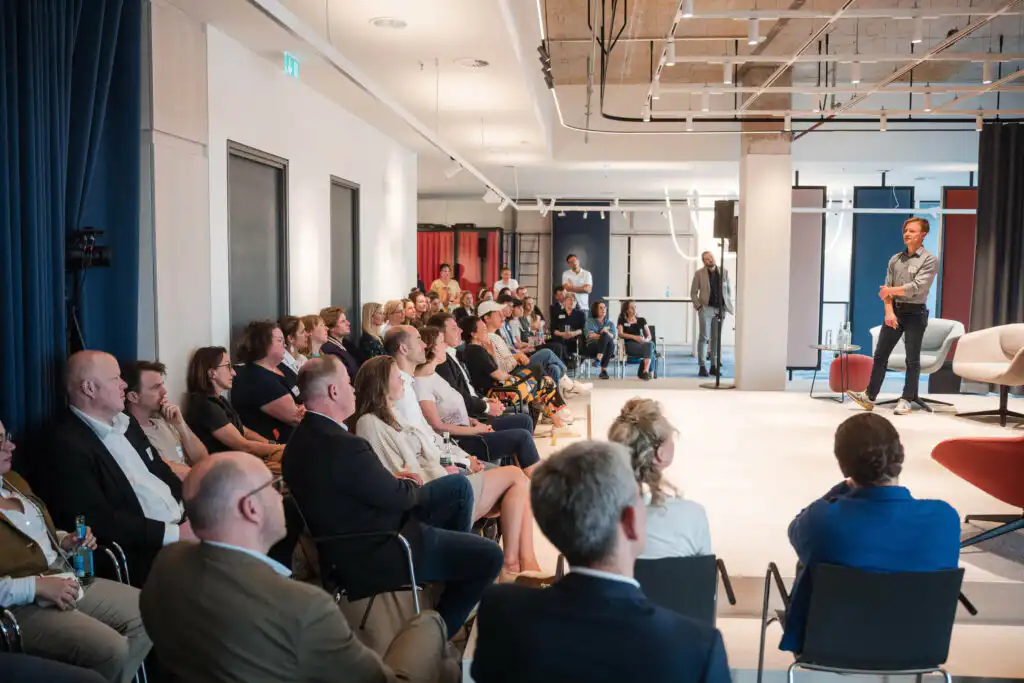 Eventfotograf Hamburg | Fotograf für Ihre Veranstaltung 3 Redner auf der Bühne bei einem Vortrag in Kiel