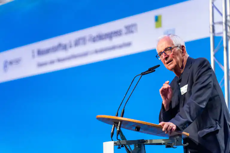 Konferenz mit Redner am Pult