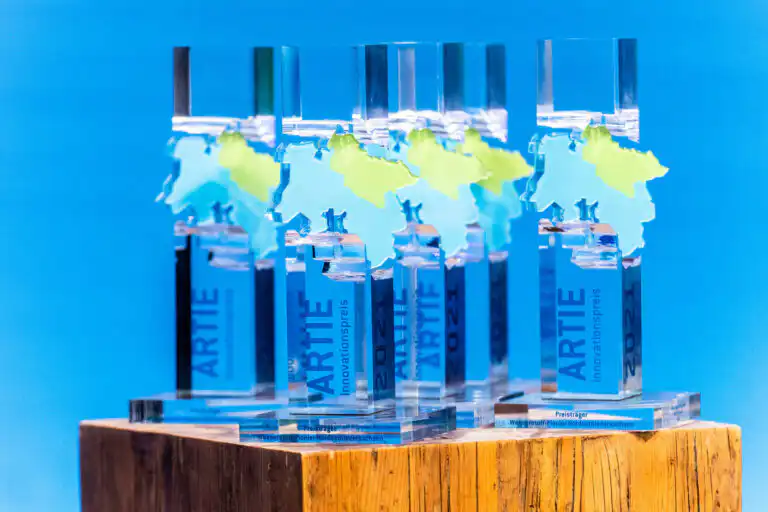 Hybride Konferenz mit Kamera und Livestream-Setup